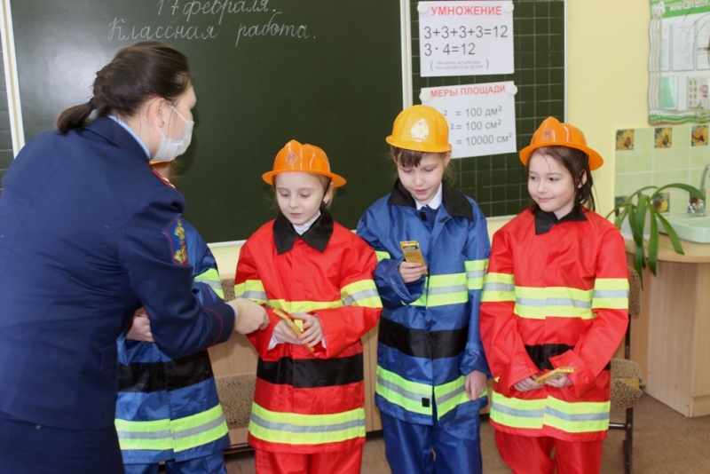 v stolichnoy gimnazii 4 sostoyalsya dialog o bezopasnosti 1613565902339641324 800x800