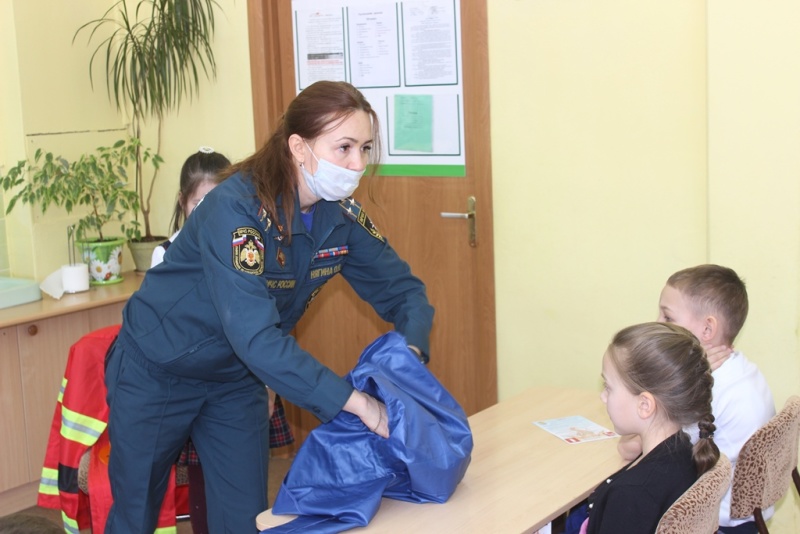 v stolichnoy gimnazii 4 sostoyalsya dialog o bezopasnosti 1613565902990847039 800x800