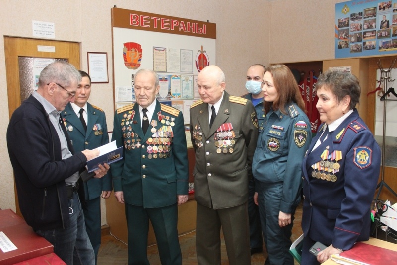 v chuvashiyu s rabochim vizitom pribyl predsedatel povolzhskogo soveta veteranov pozharnyh i spasateley petr tretyakov 1638367688607530045 800x800