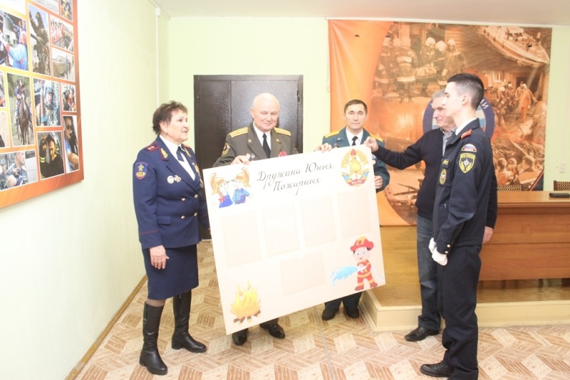 v chuvashiyu s rabochim vizitom pribyl predsedatel povolzhskogo soveta veteranov pozharnyh i spasateley petr tretyakov 1638367688905195644 800x800