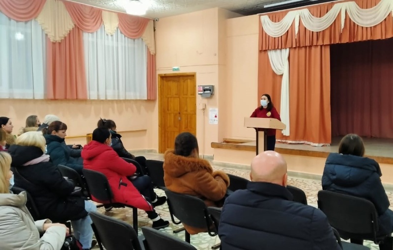 sotrudniki mchs rossii provodyat obshcheshkolnye roditelskie sobraniya po detskoy bezopasnosti 16395668391078940440 800x800