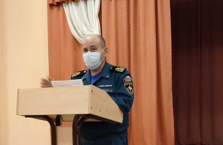 sotrudniki mchs rossii provodyat obshcheshkolnye roditelskie sobraniya po detskoy bezopasnosti 16395668391393841229 800x800