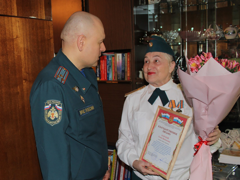sotrudniki mchs rossii pozdravili s professionalnym prazdnikom ogneborcev veterana pozharnoy ohrany chuvashii elenu barskuyu 16516805991057209631 800x800