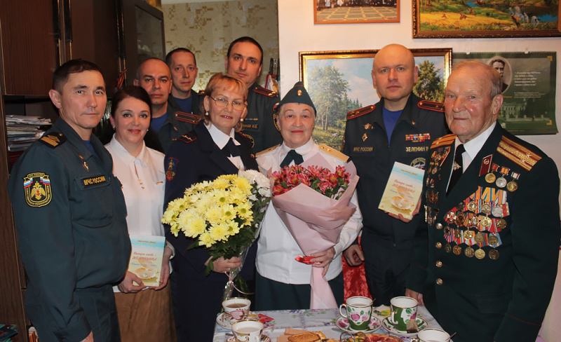 sotrudniki mchs rossii pozdravili s professionalnym prazdnikom ogneborcev veterana pozharnoy ohrany chuvashii elenu barskuyu 1651680599215887552 800x800