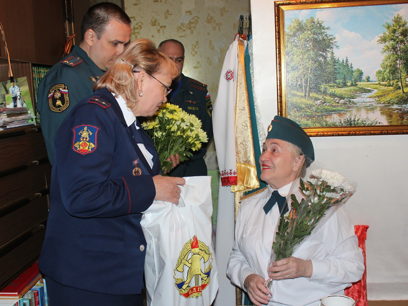 sotrudniki mchs rossii pozdravili s professionalnym prazdnikom ogneborcev veterana pozharnoy ohrany chuvashii elenu barskuyu 1651680599923838424 800x800